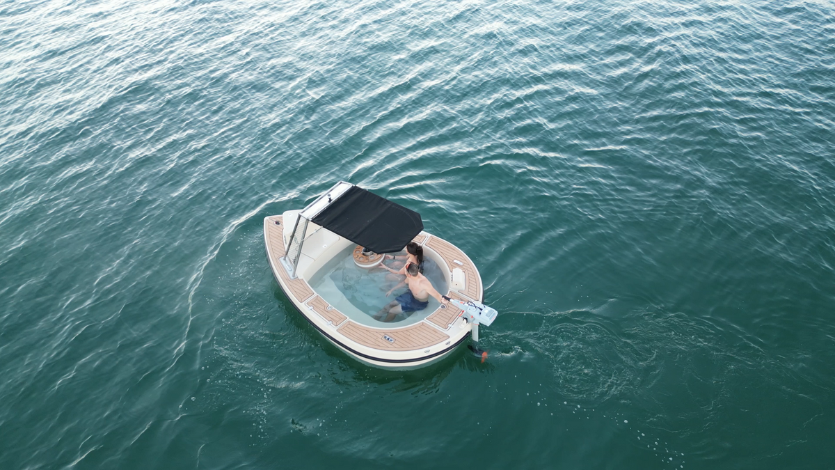 Spacruzzi | The Hot Tub Boat
